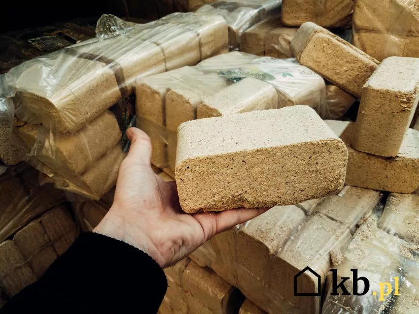 Efektywne prasowanie brykietów zwiększa ich gęstość, co sprawia, że palą się dłużej i równomierniej, maksymalizując wykorzystanie energii zawartej w trocinach. brykiet z trocin w dłoni