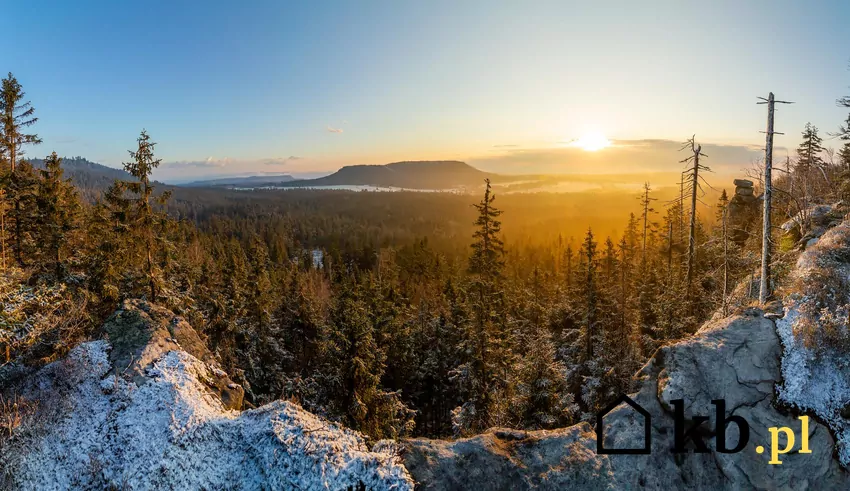 Reżyser szukał inspiracji na całym świecie, ale to polskie skały wygrały dzięki swojej baśniowej, niemal surrealistycznej urodzie Góry Stołowe
