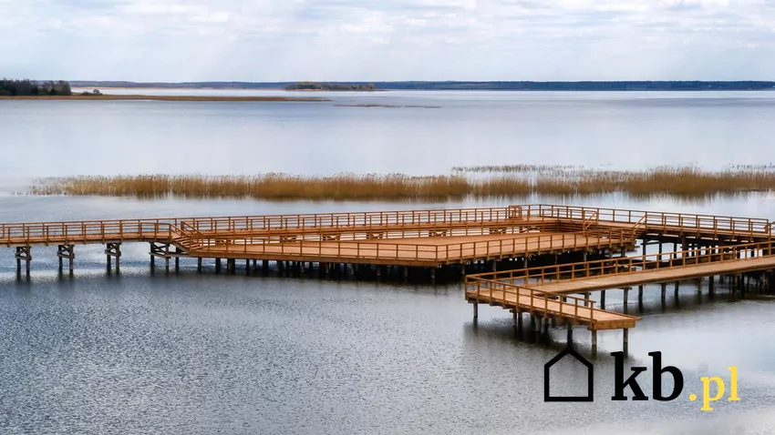 Sceny ucieczki przed sługami Białej Czarownicy nie powstały w mroźnej Nowej Zelandii, jak większość filmu, lecz nad Zalewem Siemianówka Zalew Siemianówka