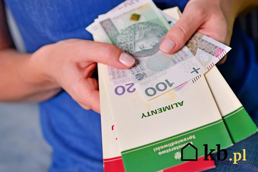 kobieta trzymająca pieniądze i ulotkę z napisem "alimenty"