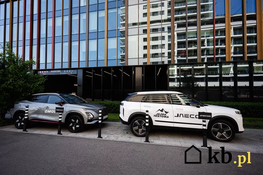 W stolicy obserwujemy rosnące zainteresowanie nowymi modelami samochodów, w tym pojazdami chińskich marek. chińskie auta w centrum miasta