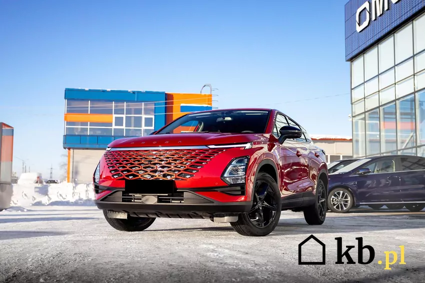 Chińskie auta zdobywają Polskę – rosnąca liczba rejestracji pokazuje, że modele takich marek jak MG, BYD i Omoda cieszą się coraz większą popularnością wśród polskich kierowców. czerwone auto Omoda