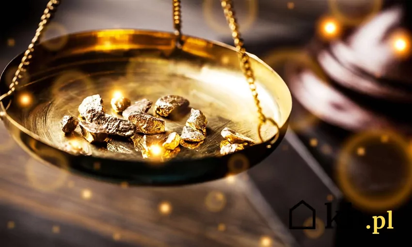 Samorodki złota leżące na odważniku