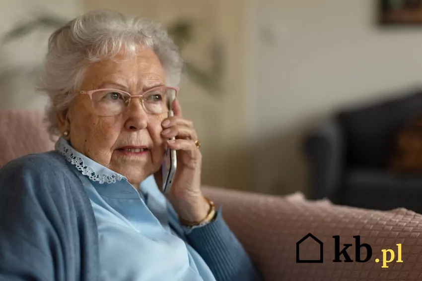 seniorka rozmawia przez telefon
