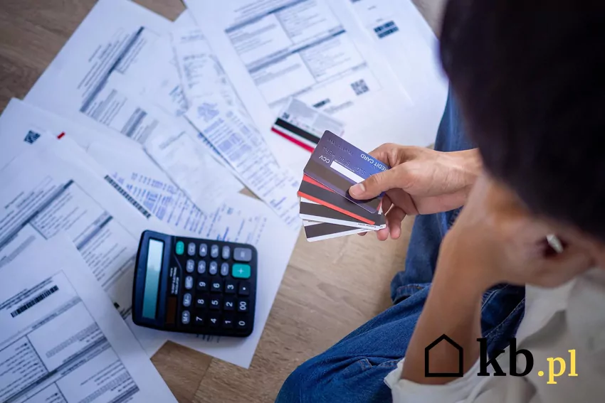 Eksperci ostrzegają przed ryzykiem wepchnięcia dłużników w spiralę zadłużenia Dokumenty, kalkulator i karty płatnicze