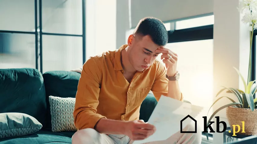 Część pensji odpowiadająca wysokości minimalnego wynagrodzenia jest wolna od potrąceń przy zwykłych długach Załamany mężczyzna czyta dokument