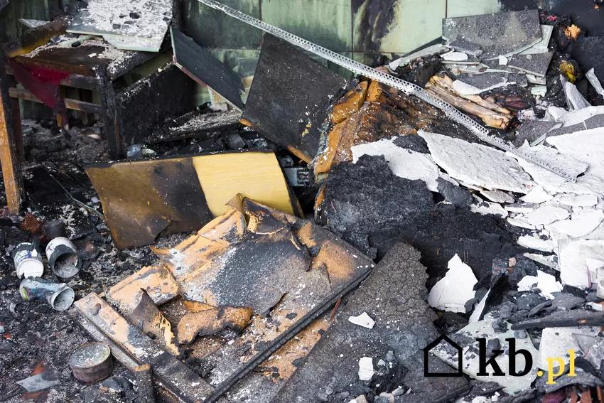 Zgliszcza domu po pożarze