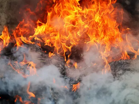 Czym nie wolno rozpalać w kominku?