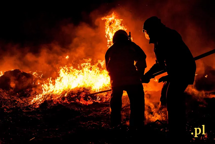 Strażacy gaszący pożar