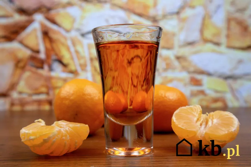 Domowa nalewka z mandarynek Nalewka z mandarynek w kieliszku