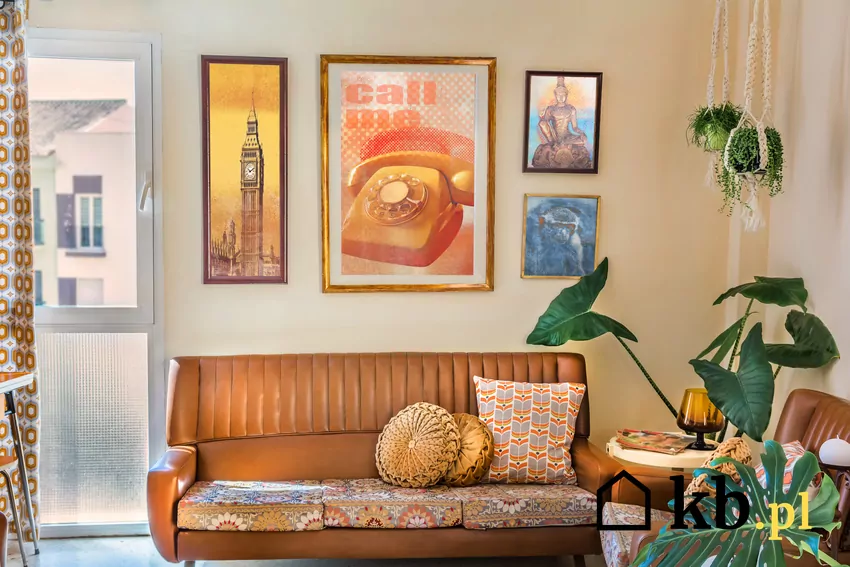 Łącz retro z nowoczesnością – drewniane meble i ciepłe kolory stworzą harmonijną całość Retro wnętrze