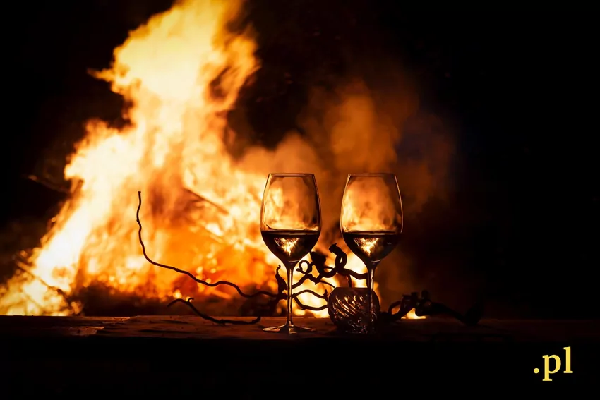 Ogień w kominku wnosi do mieszkania przytulny, ciepły nastrój Warunkiem czystego spalania drewna w kominku jest odpowiedni dopływ powietrza do paleniska