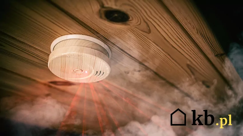 Nagromadzenie się gazów palnych w przestrzeni kominka może spowodować eksplozję po otworzeniu drzwiczek Wybuch kominka może grozić pożarem