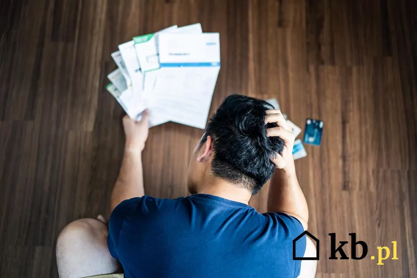 Mężczyzna i dokumenty