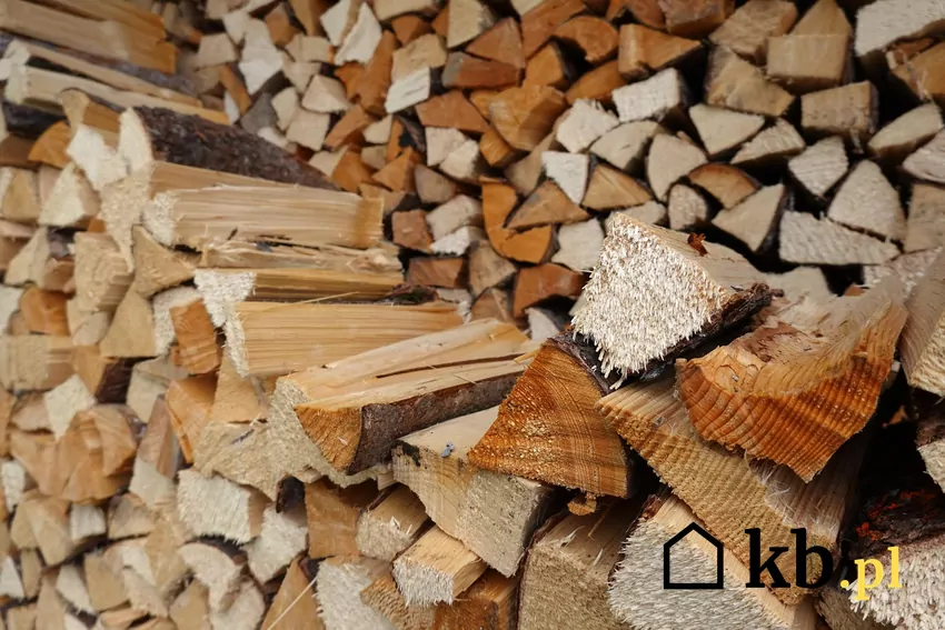 Proces przygotowania drewna do palenia jest długotrwały