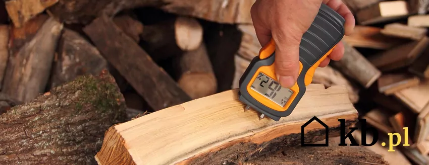 Drewno dębowe musi być sezonowane przez dwa-trzy lata Najważniejszym kryterium przydatności drewna opałowego jest jego wilgotność poniżej 20%