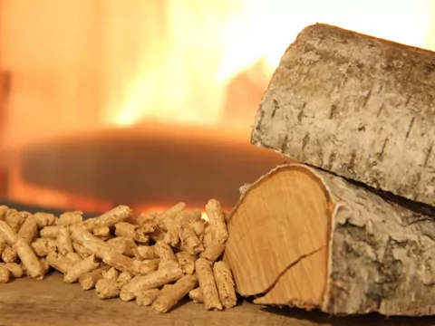 Piec hybrydowy na pellet i drewno