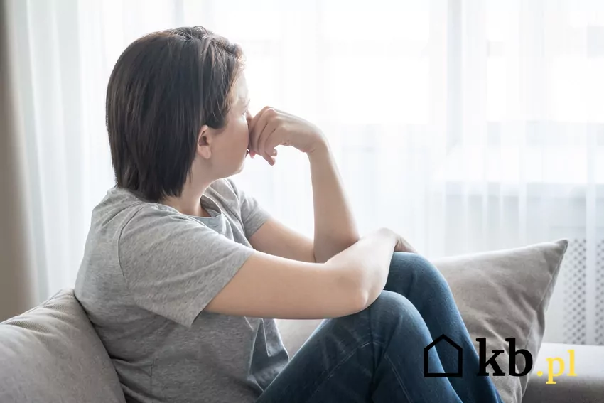 smutna, zamyślona kobieta