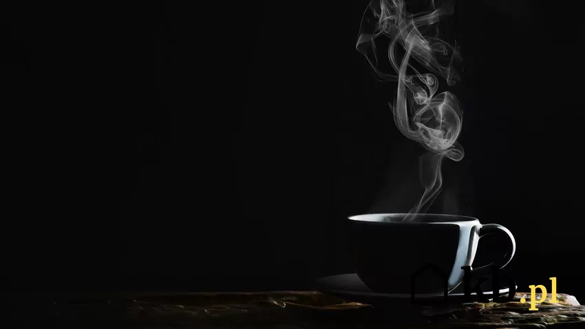 Filiżanka zaparzonej czarnej kawy