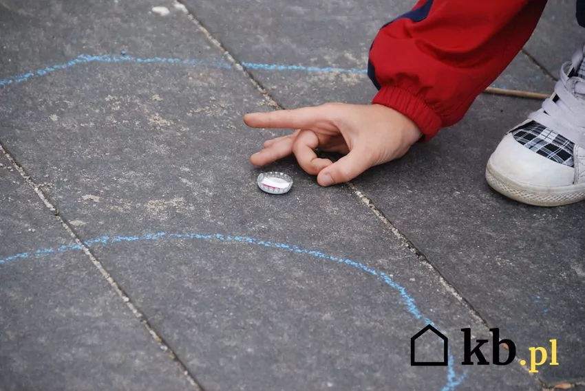 Gra w kapsle na ulicy