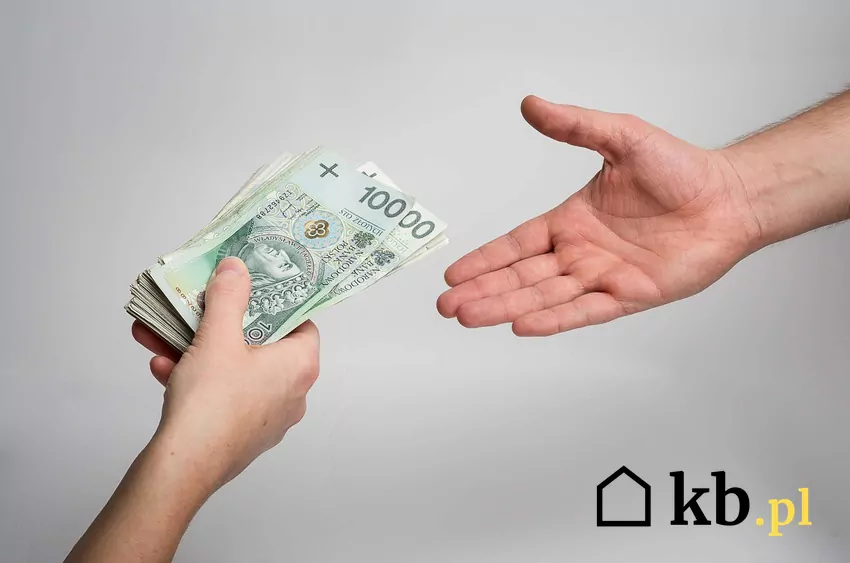Wypłata odszkodowania nie zawsze jest tak oczywista, jak mogłoby się wydawać Dłonie dwóch osób przekazujących sobie pieniądze w 100 zł banknotach