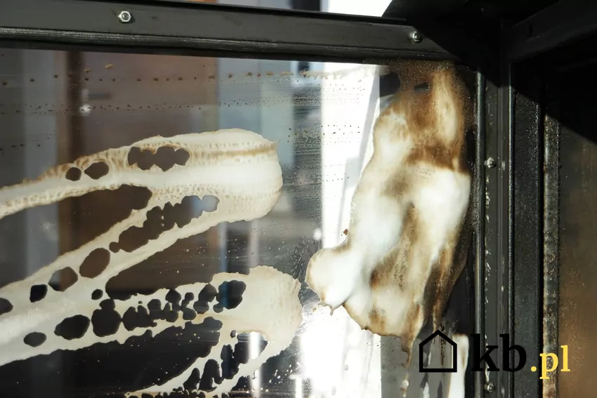 piana na szybie kominka