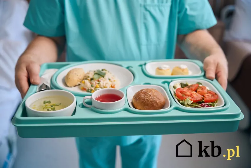 posiłek szpitalny na tacy
