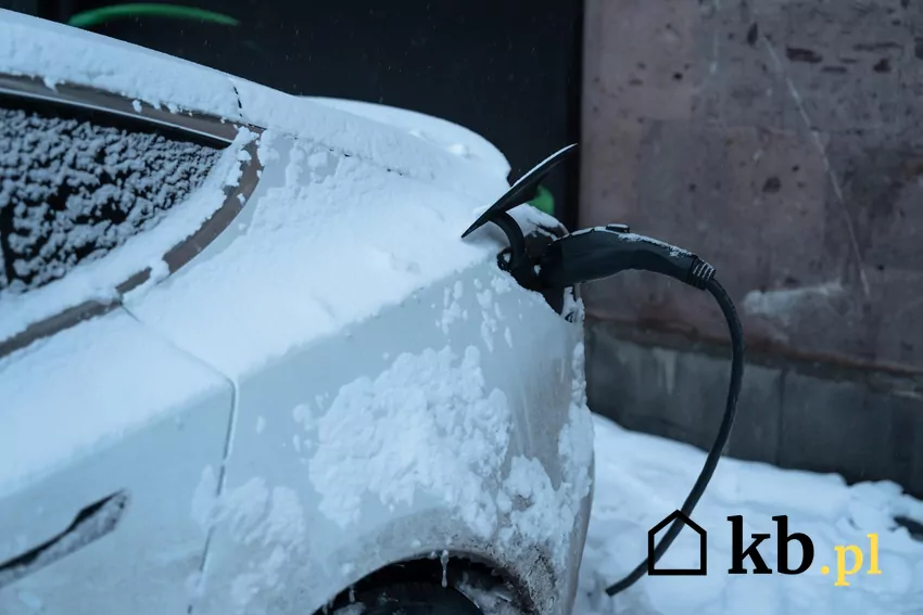 ładowanie elektryka w śniegu