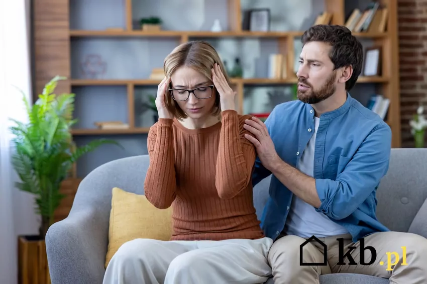 zmartwiona para, kobieta i mężczyzna