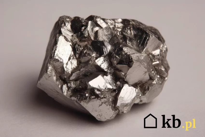 Rod jest wykorzystywany do produkcji katalizatorów rod, połyskujący kamień