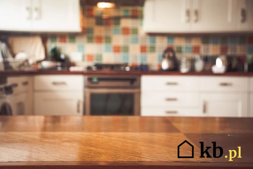 Światło potrafi zdziałać cuda – taśmy LED pod szafkami odmienią każdą kuchnię w godzinę Stara kuchnia