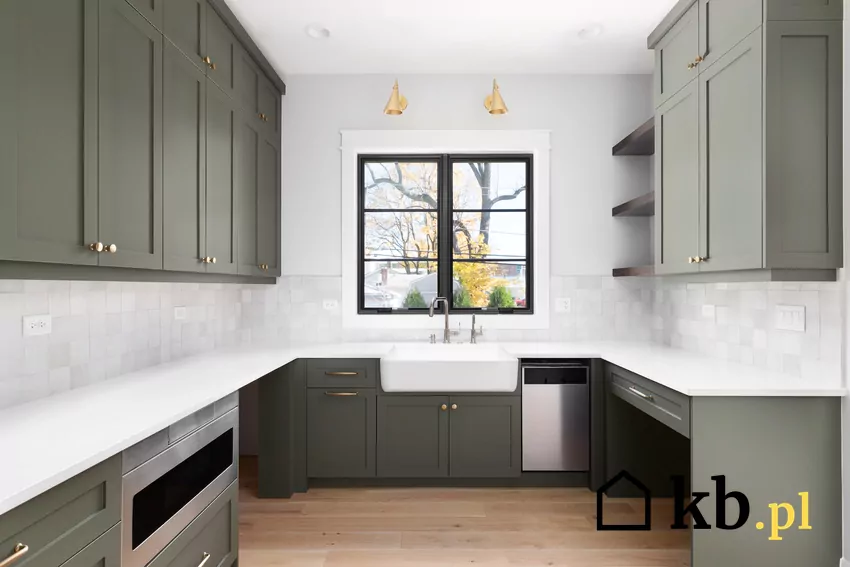 Zamiast wymieniać meble, oklej je matową folią – efekt jak z nowej zabudowy Zielona kuchnia