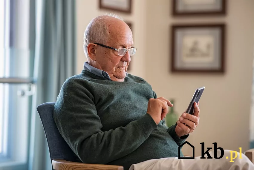 starszy mężczyzna korzysta z telefonu