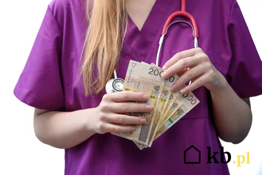 Lekarze to jedna z najlepiej zarabiających grup zawodowych lekarka trzyma w dłoni banknoty