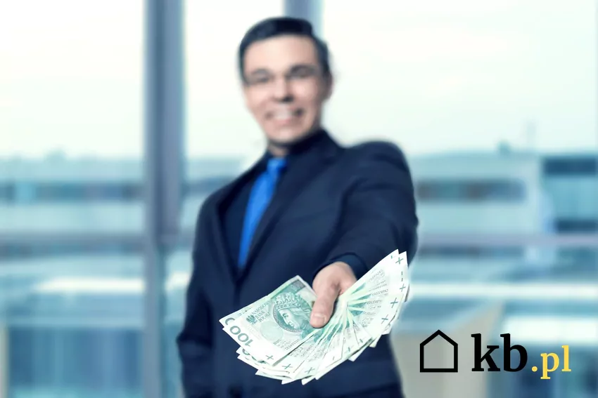 Nie tylko pracownicy branży IT mogą liczyć na dobre zarobki mężczyzna pokazuje swoją wypłatę