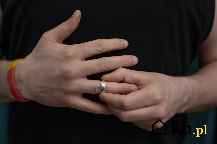 obrączka na palcu