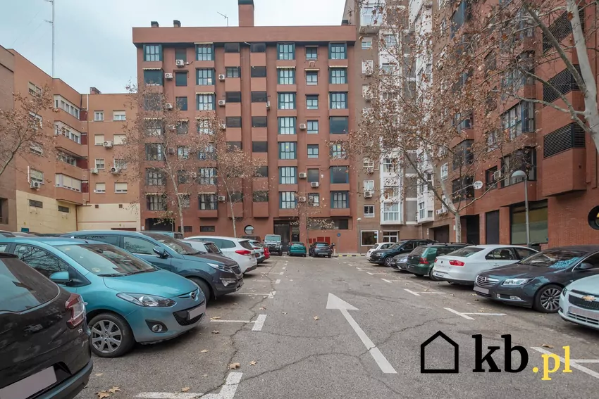 Jeśli posiadamy akt notarialny lub inną formę potwierdzenia własności, można wezwać policję Parking na osiedlu i samochody