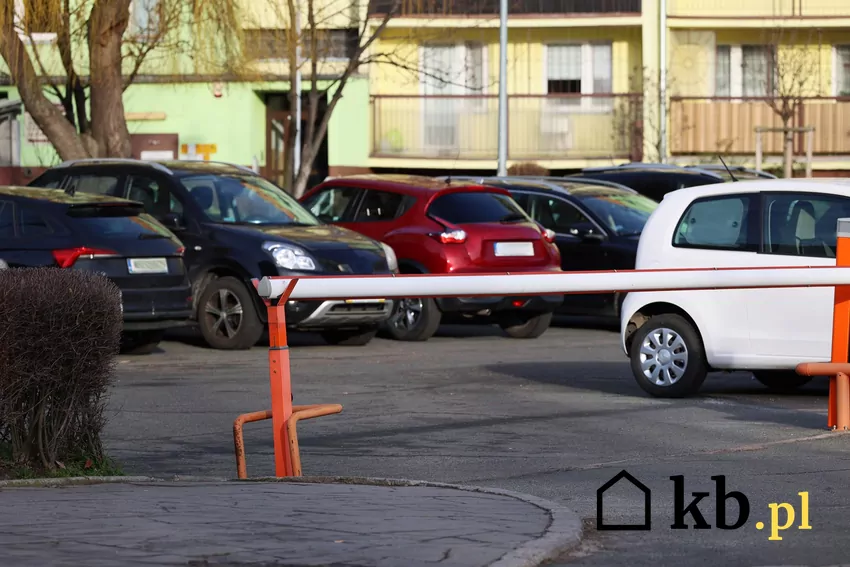 Zapłaciłem, pokazano mi miejsce, a teraz mówią, że to wspólne? Parking za szlabanem i samochody