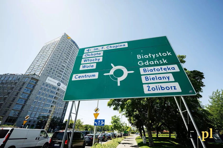 Pierwsze mieszkanie Julii Wieniawy znajduje się na Żoliborzu Znak drogowy z kierunkiem na Żoliborz