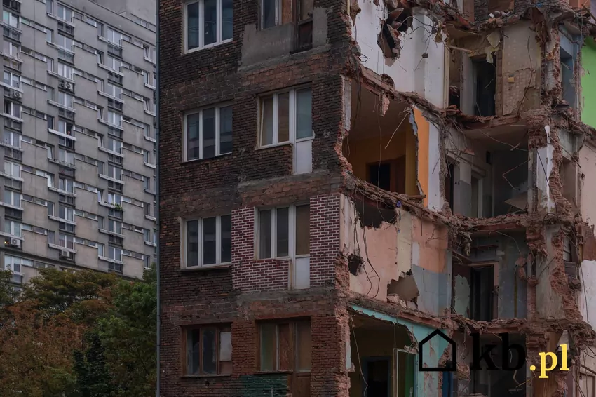 wyburzanie kamienicy przy ulicy Grzybowskiej