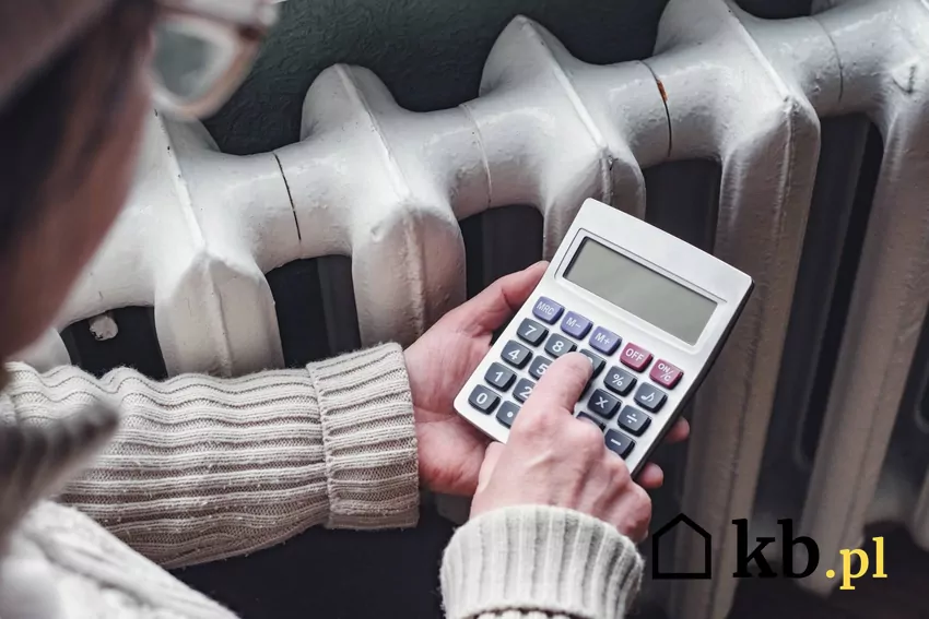 kobieta oblicza koszt ogrzewania mieszkania