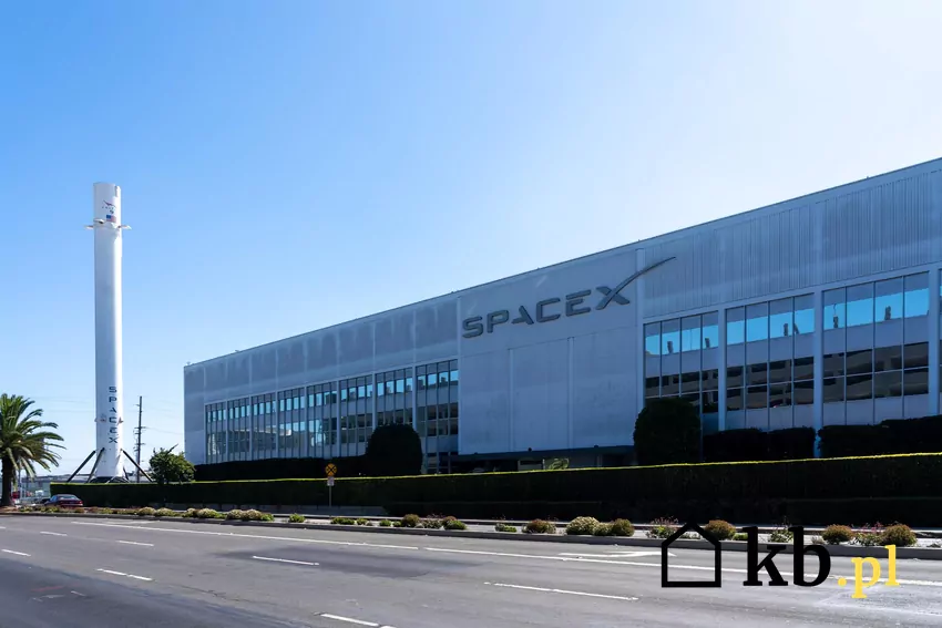 Budynek SpaceX i rakieta