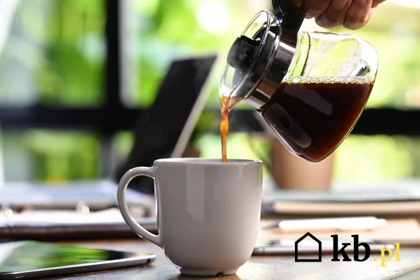 Nalewanie kawy do kubka