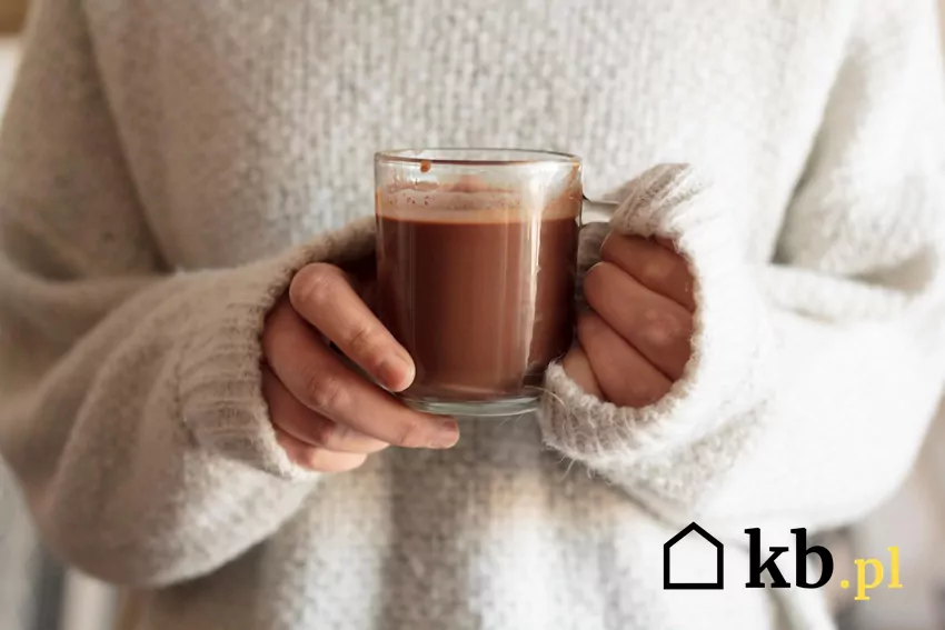 Kawa może zmniejszać odczucie zimna – kofeina powoduje chwilowe przyspieszenie krążenia krwi gorące napoje