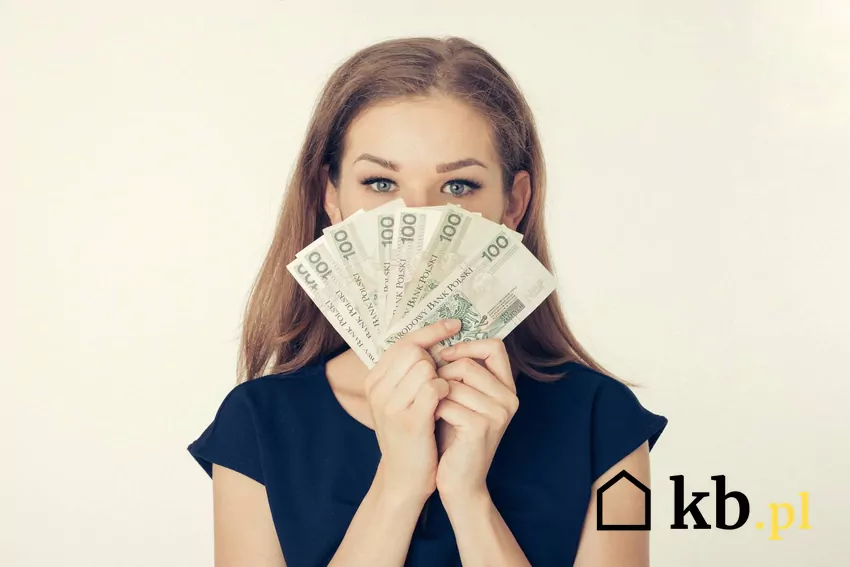 młoda kobieta pokazuje gotówkę