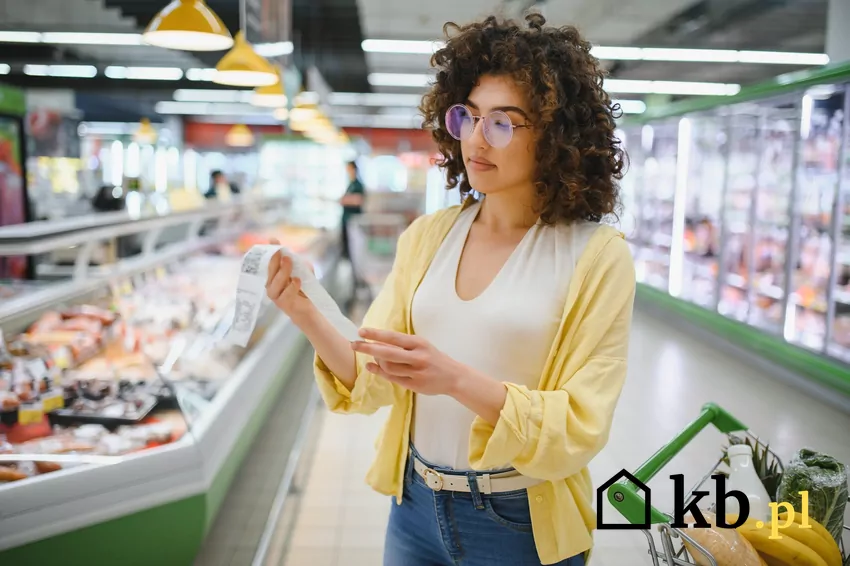 kobieta robi zakupy w sklepie spożywczym