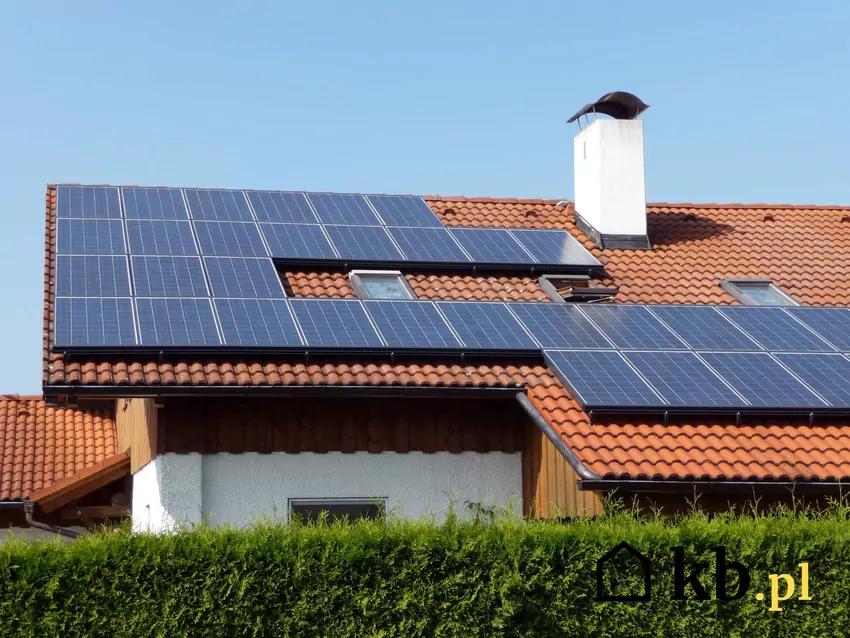 Sztuczna inteligencja sprawdziła, kiedy instalacje fotowoltaiczne staną się nieefektywne instalacja fotowoltaiczna na dachu domu
