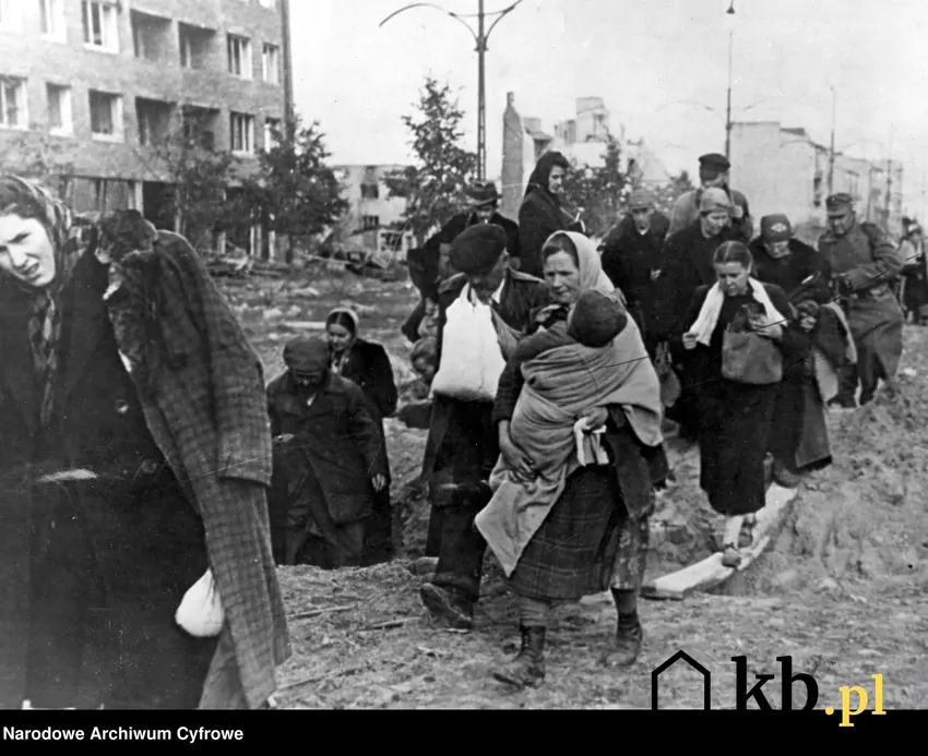 Mieszkańcy opuszczają stolicę po kapitulacji powstania warszawskiego Mieszkańcy opuszczają stolicę po kapitulacji powstania warszawskiego