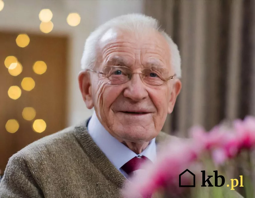 Uśmiechnięty, starszy mężczyzna w okularach