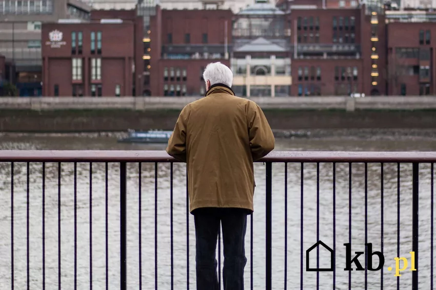 Starszy mężczyzna stoi na moście